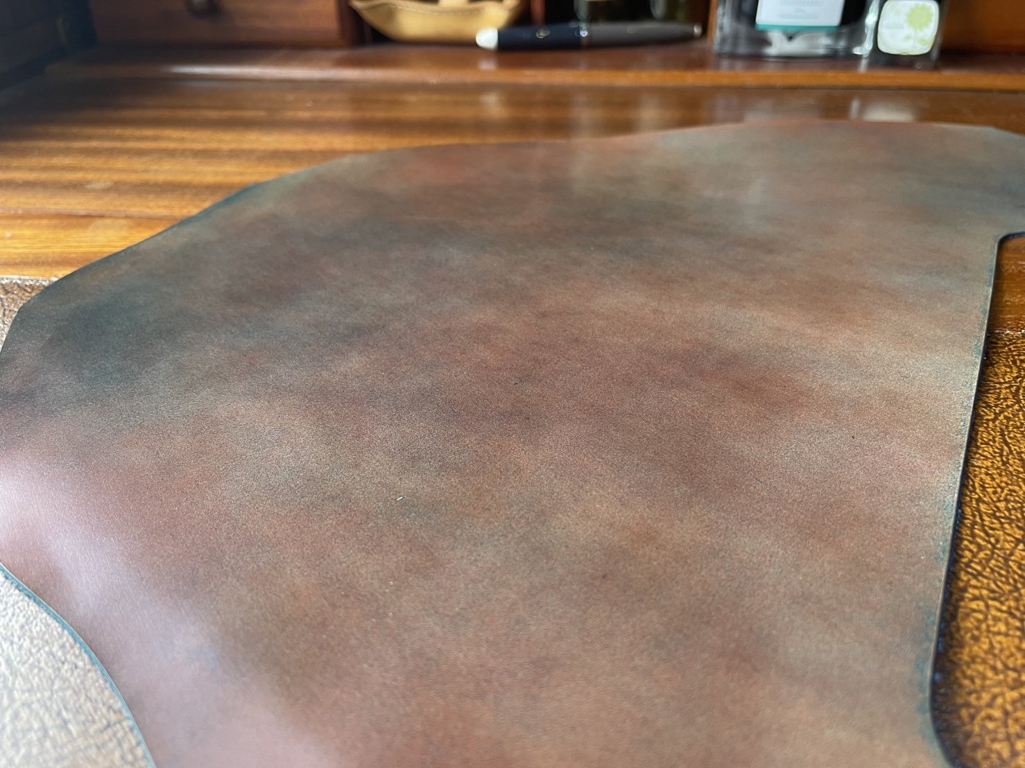 コードバン 茶系とブルーのムラ染め A 質感